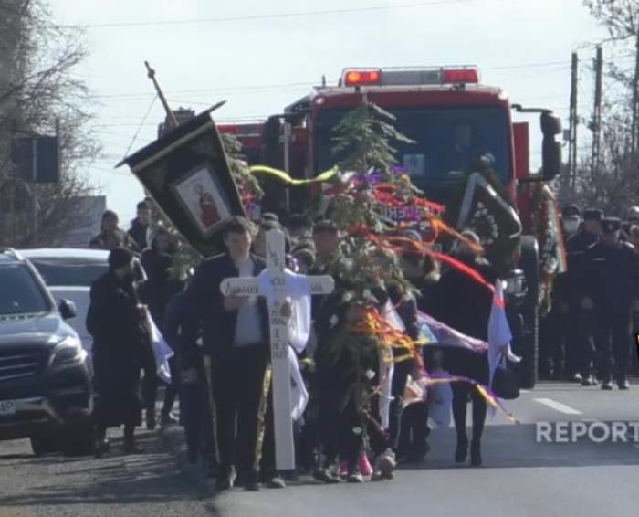 Ștefania, adolescenta moartă în accidentul din Buzău, a fost înmormântată. Eleva de 15 ani, condusă pe ultimul drum de sute de oameni