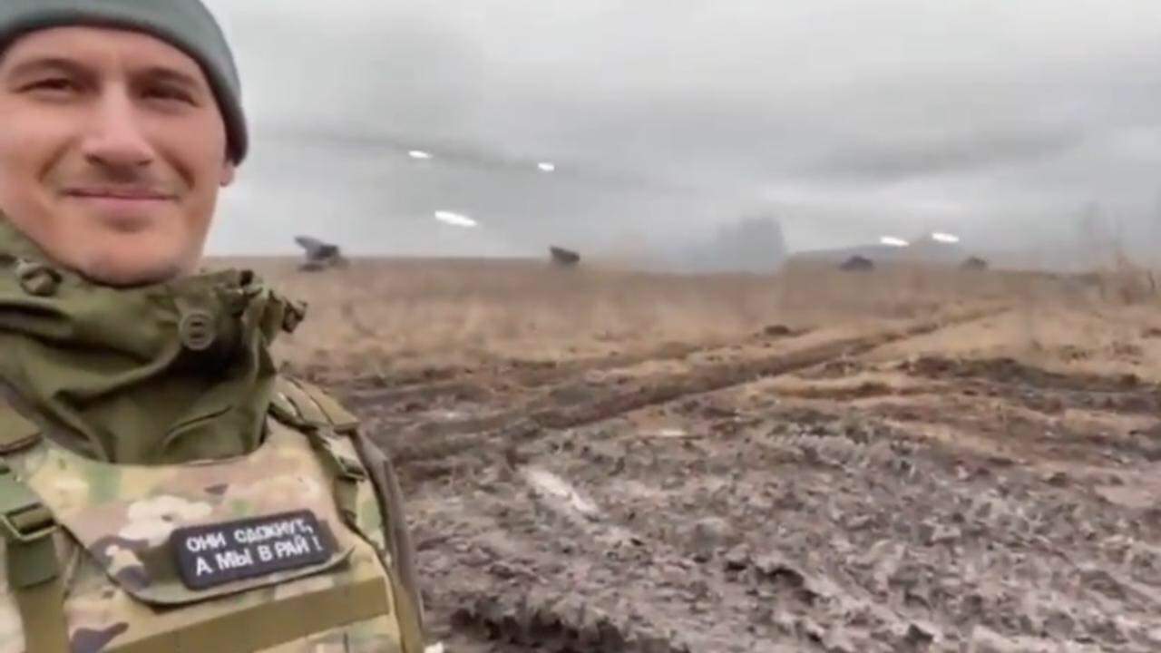 Un soldat rus s-a fotografiat în timp ce se amuza de bombardamentele din Ucraina