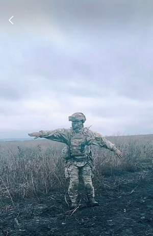 Un soldat ucrainean i-a trimis fiicei sale un videoclip în timp ce dansează, pentru a o liniști. Imaginile au devenit virale pe TikTok / VIDEO
