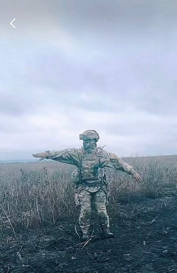 Un soldat ucrainean i-a trimis fiicei sale un videoclip în timp ce dansează, pentru a o liniști. Imaginile au devenit virale pe TikTok / VIDEO
