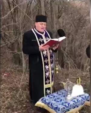 Un preot a sfințit drumul din Bacău unde au loc cele mai grave accidente. Este denumit și ”curba morții”: ”Dumnezeu să vă păzească” / FOTO