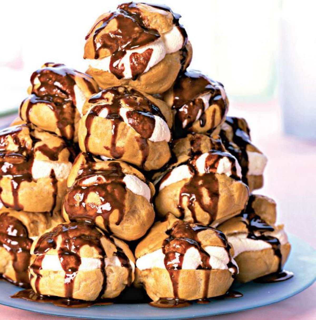 Rețetă de Profiterol cu vanilie și ciocolată. Cum să prepari cel mai delicios desert