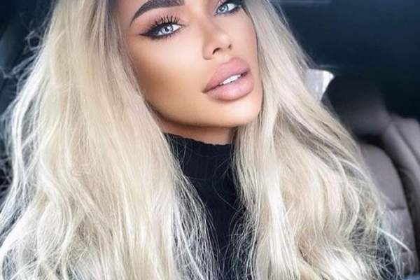 Bianca Drăgușanu își scoate articolele vestimentare și accesoriile la vânzare. Câți bani cere vedeta pe o geantă