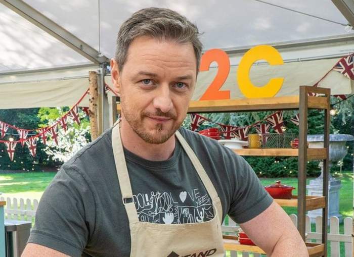 James McAvoy cu șorț