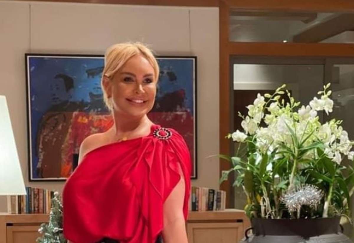 vica blochina in rochie rosie