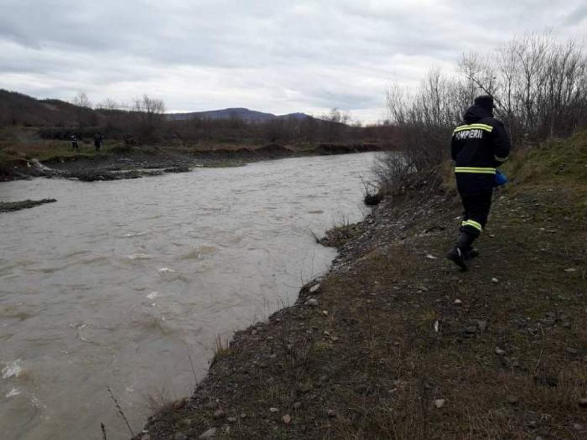 Cei doi frați, de 7 și 8 ani, căzuți în râul Bistriţa, au murit. Fetița a fost scoasă din apă de localnici