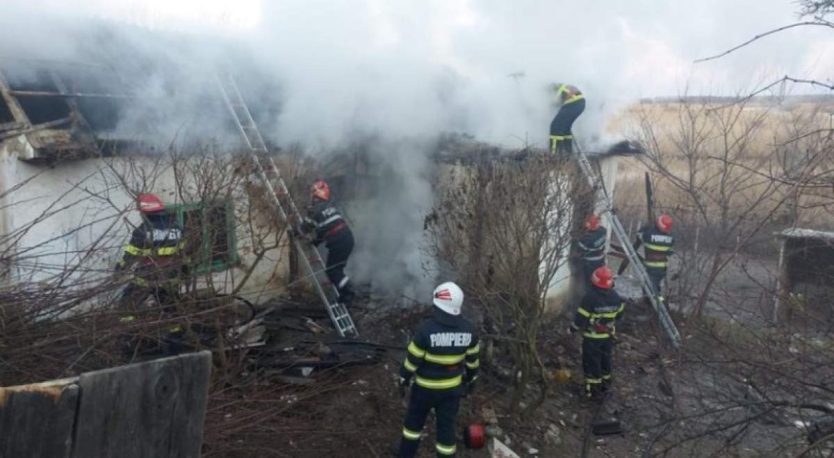 Incendiu violent într-o locuință din Parcheș, Tulcea. Un tânăr în vârstă de 27 de ani s-a stins din viață / FOTO