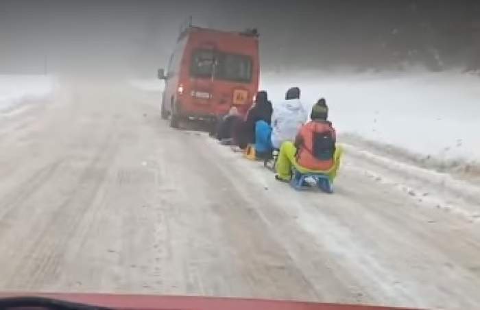 Ce amendă a primit șoferul de 34 de ani care i-a tras pe cei șase copii pe sănii cu mașina, pe o șosea plină de zăpadă, în Hunedoara