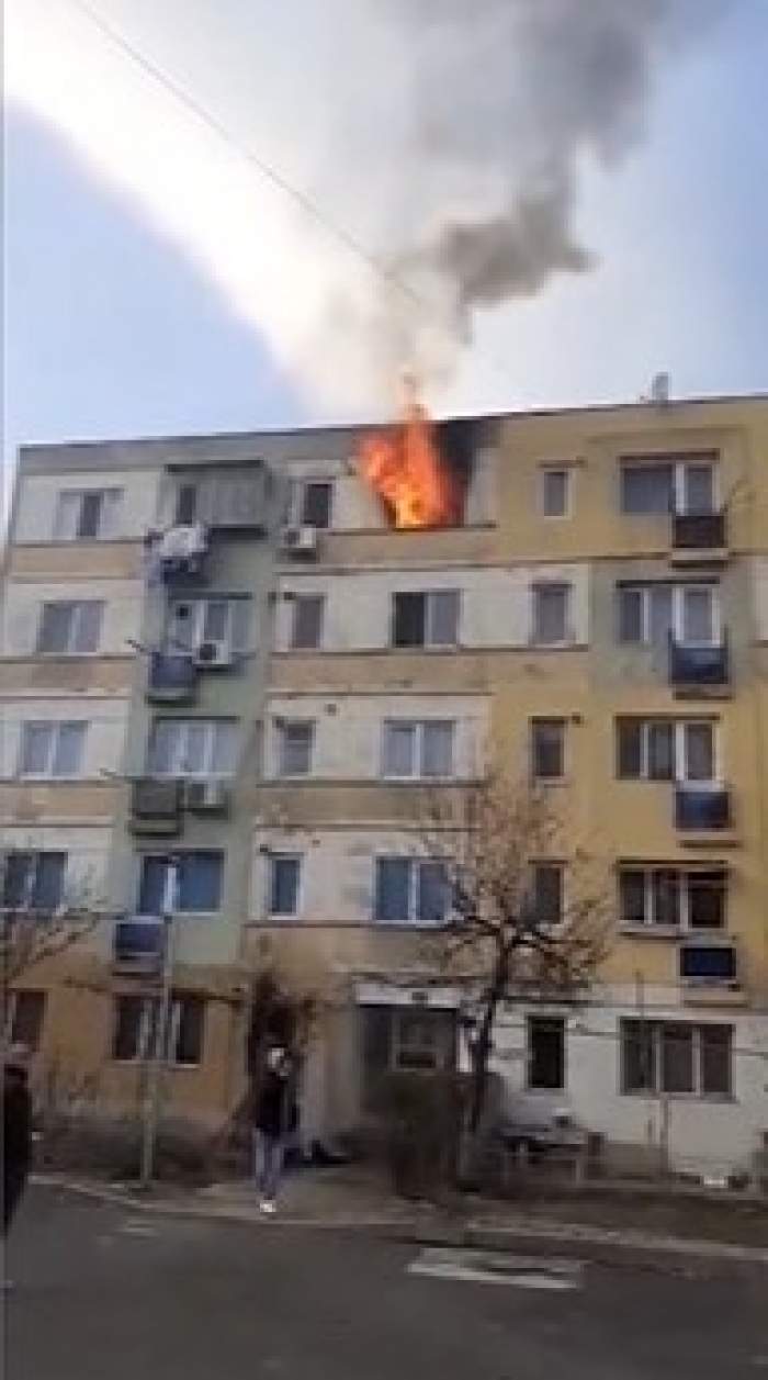 Incendiu de proporții în Tecuci. Bloc cuprins de flăcări, după ce locatarii au făcut grătar în uscător