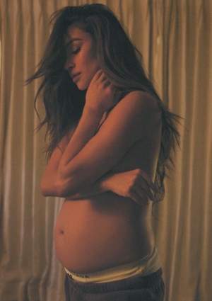 Shay Mitchell este însărcinată pentru a doua oară. Actrița din Pretty Little Liars și-a arătat burtica de gravidă / FOTO