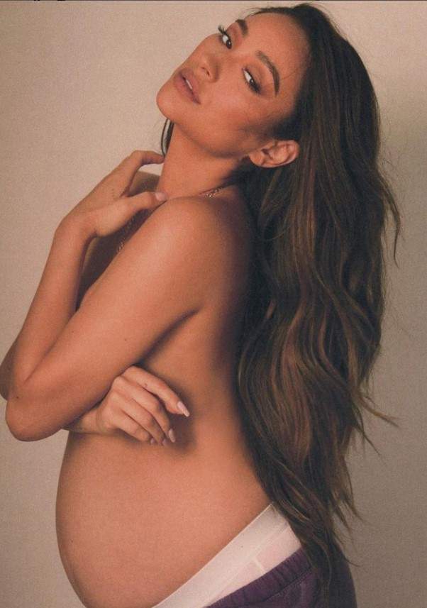 Shay Mitchell este însărcinată pentru a doua oară. Actrița din Pretty Little Liars și-a arătat burtica de gravidă / FOTO