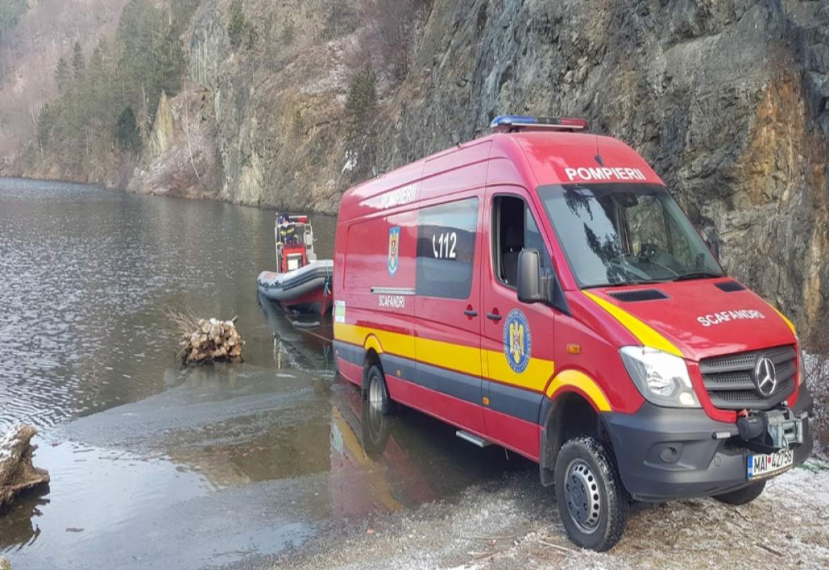 Un bărbat și o femeie din Suceava au murit, după ce au căzut cu maşina într-un lac. Medicii au ajuns prea târziu la fața locului