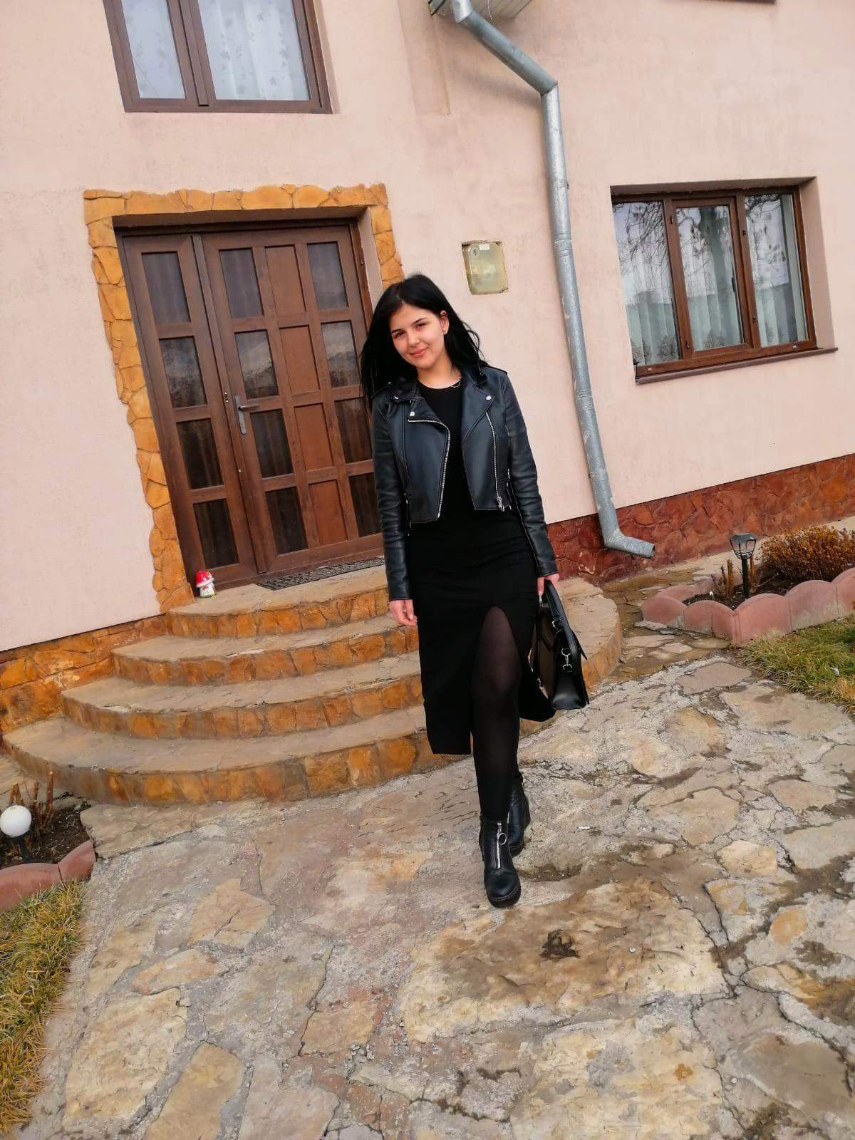 Cine este Andreea, tânăra de 21 de ani care a murit lângă bunicul ei, în Suceava. Mașina în care se aflau s-a răsturnat într-o groapă / FOTO