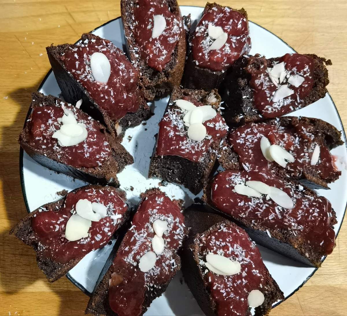 Chec cu fulgi de nucă de cocos și ciocolată Chec cu fulgi de nucă de cocos și ciocolată
