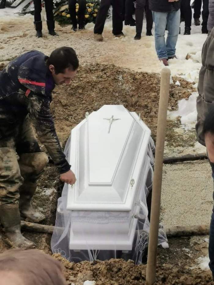Imagini sfâșietoare de la înmormântarea Danielei, fata de 21 de ani care a murit, după ce s-a dat pe zăpadă cu un colac tras de mașină