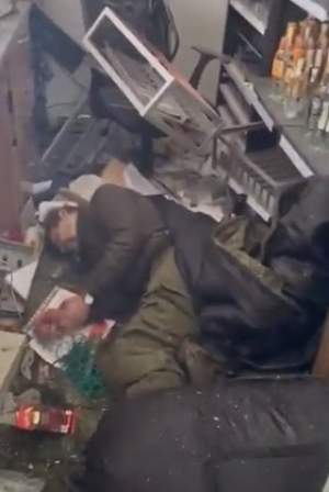 Soldat rus, găsit leșinat într-un magazin din Ucraina. Bărbatul a consumat la discreție diferite băuturi alcoolice / FOTO