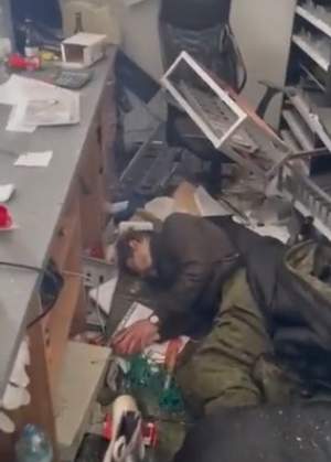 Soldat rus, găsit leșinat într-un magazin din Ucraina. Bărbatul a consumat la discreție diferite băuturi alcoolice / FOTO