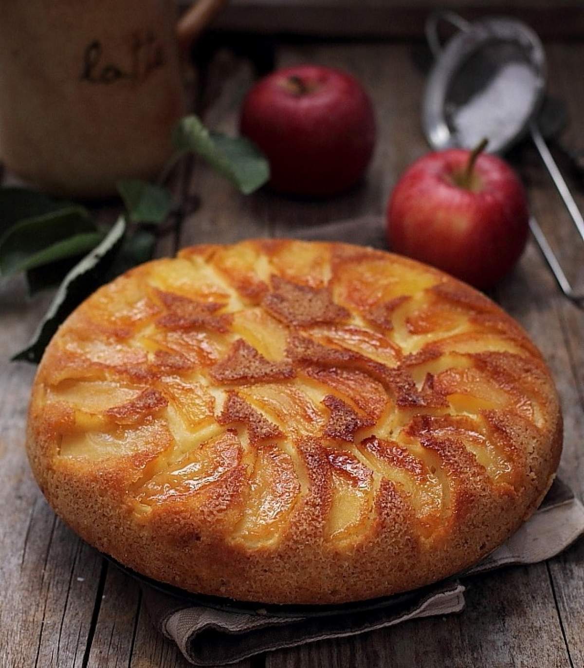 Prăjitură cu mere la tigaie. O rețetă simplă pentru un desert delicios