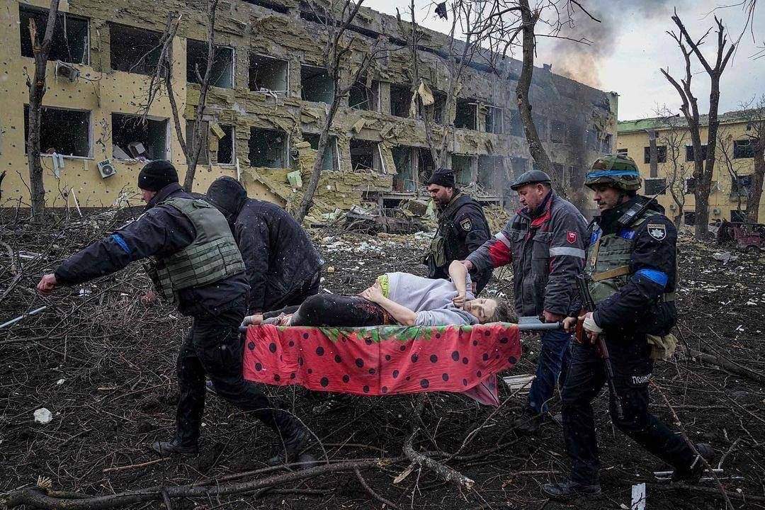 Imagini șocante dintr-o maternitate din Mariupol, bombardată de ruși. Viitoarele mămici alergă pe scări pline de sânge / FOTO