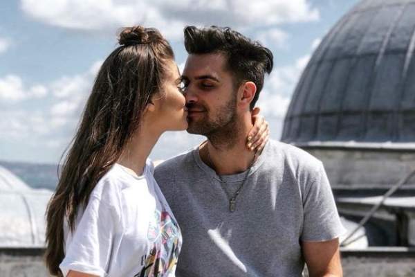 Cum a așteptat-o acasă Alex Leonte pe iubita lui, Theo Rose: ”După cinci ani de chin, el tot s-a mai gândit la așa ceva” / FOTO
