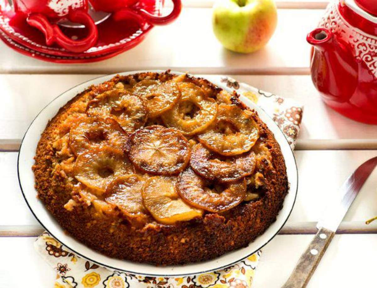 Rețetă de prăjitură răsturnată cu mere și caramel sărat. Un desert pentru un sfârșit de săptămână