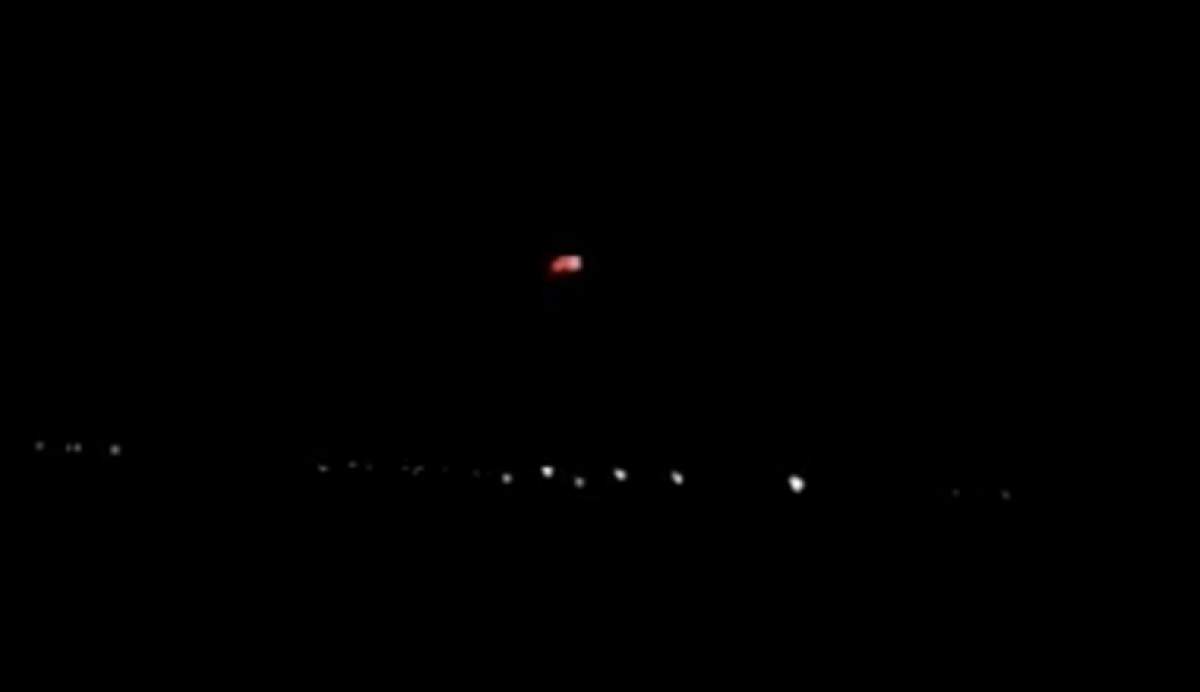 Obiect luminos, filmat deasupra unei comune de lângă Buzău. Localnicii spun că punctul strălucitor se mărea