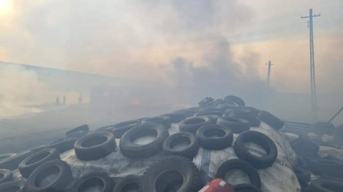 Incendiu puternic la un adăpost de animale din judeţul Botoşani. Pompierii au intervenit de urgență
