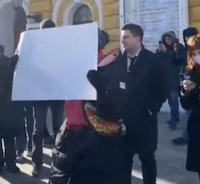 O tânără a fost arestată în Rusia pentru că a protestat împotriva războiului. Femeia ținea în mâini o coală albă de hârtie / FOTO