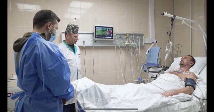 Volodimir Zelenski, în vizită la spitalul unde sunt soldații ucraineni răniți. Președintele le-a acordat onoruri de stat / VIDEO