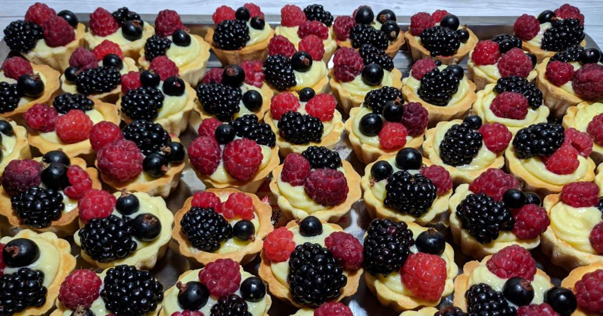 Rețetă de mini tarte cu cremă de vanilie și fructe. Cel mai rapid și delicios desert