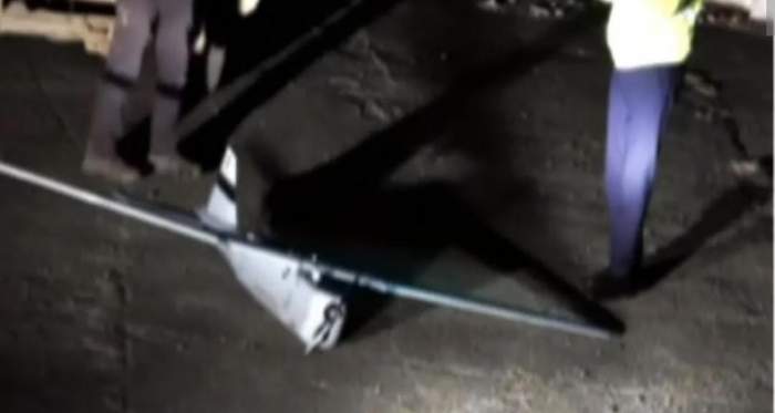 O dronă militară a căzut în curtea unui localnic din Bistrița Năsăud. Aparatul de zbor are însemne rusești