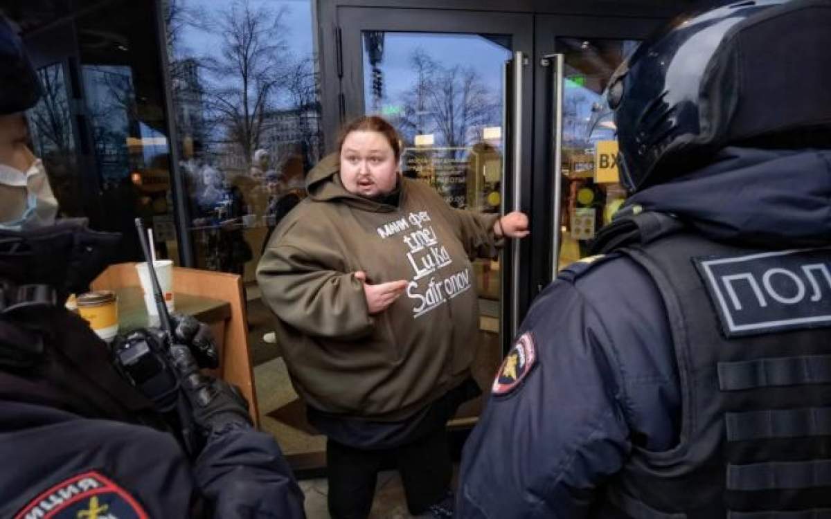 Un rus s-a legat de uşa unui McDonald's, după ce restaurantul a fost închis din cauza războiului