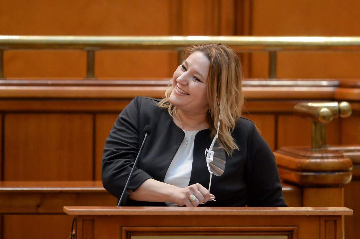 Avertismentul Facebook, după o postare publicată de senatoarea Diana Șoșoacă. “Editorul poate fi parțial sau integral sub controlul editorial al guvernului rus”