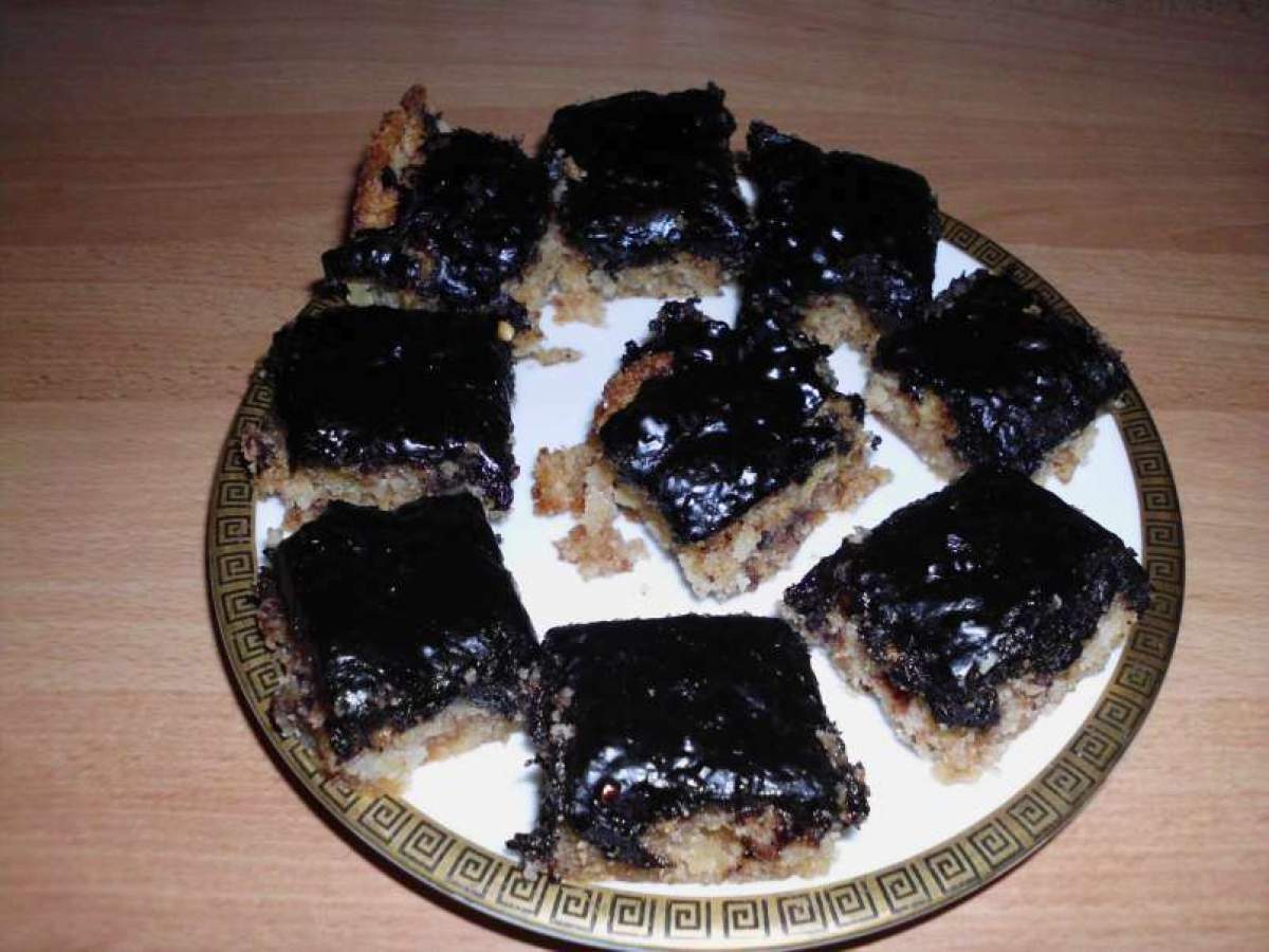 Prajitură cu mere și glazură de cacao. Rețetă de prajitură cu mere și glazură de cacao. O delicatesă pentru post