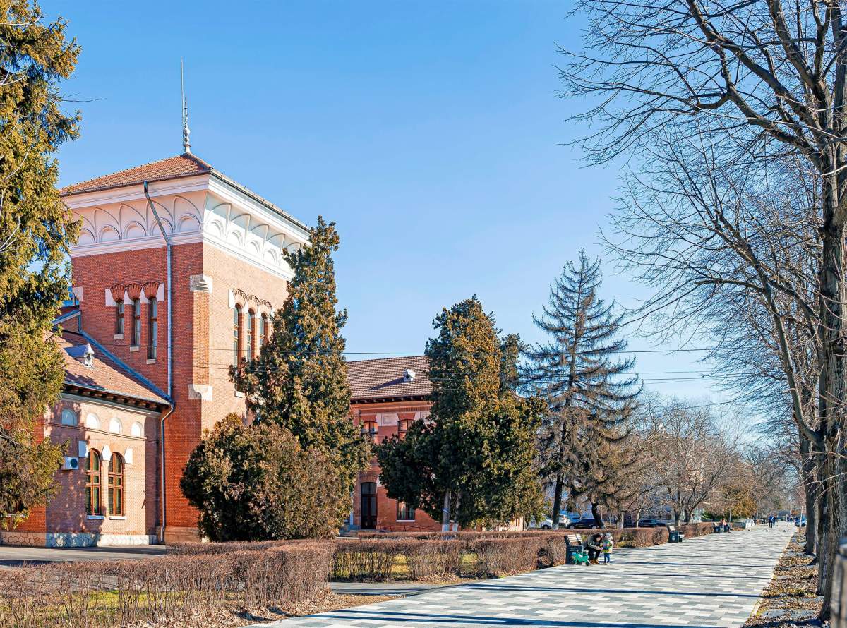 Caz șocant la o școală cunoscută din Galați! Un elev premiant, orfan de mamă, a fost bătut cu bestialitate de mai mulți colegi