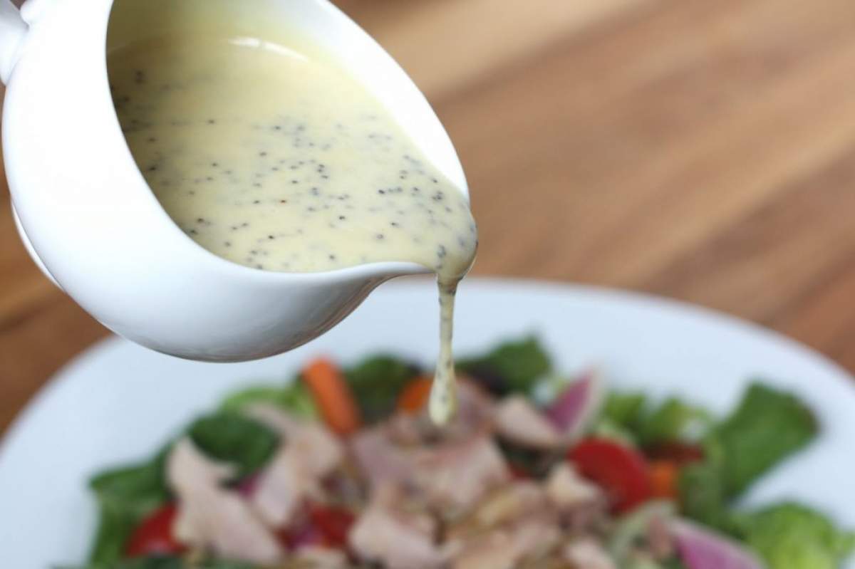Cel mai bun sos pentru salate. Cum se prepară sosul caesar