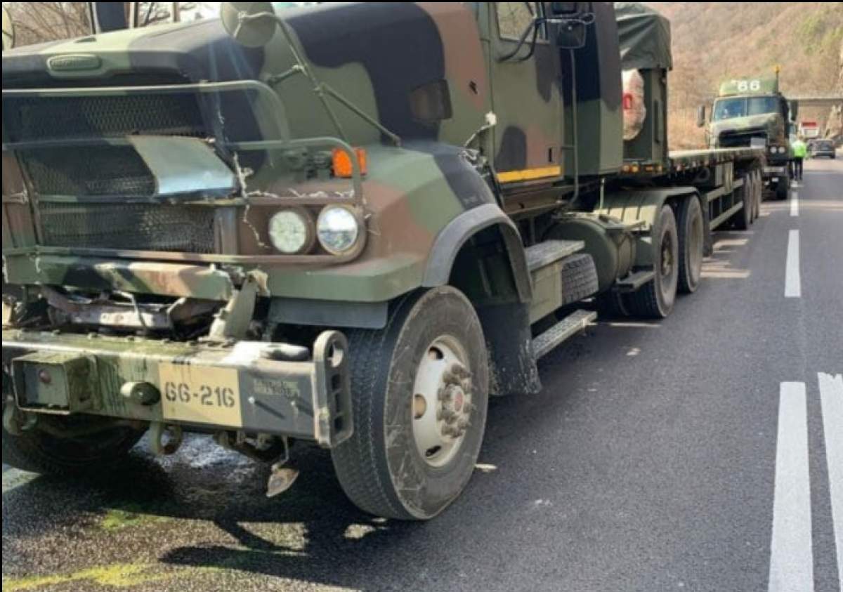 Trei camioane militare ale Armatei Române s-au ciocnit între ele. Traficul a fost blocat timp de patru ore în Buzău