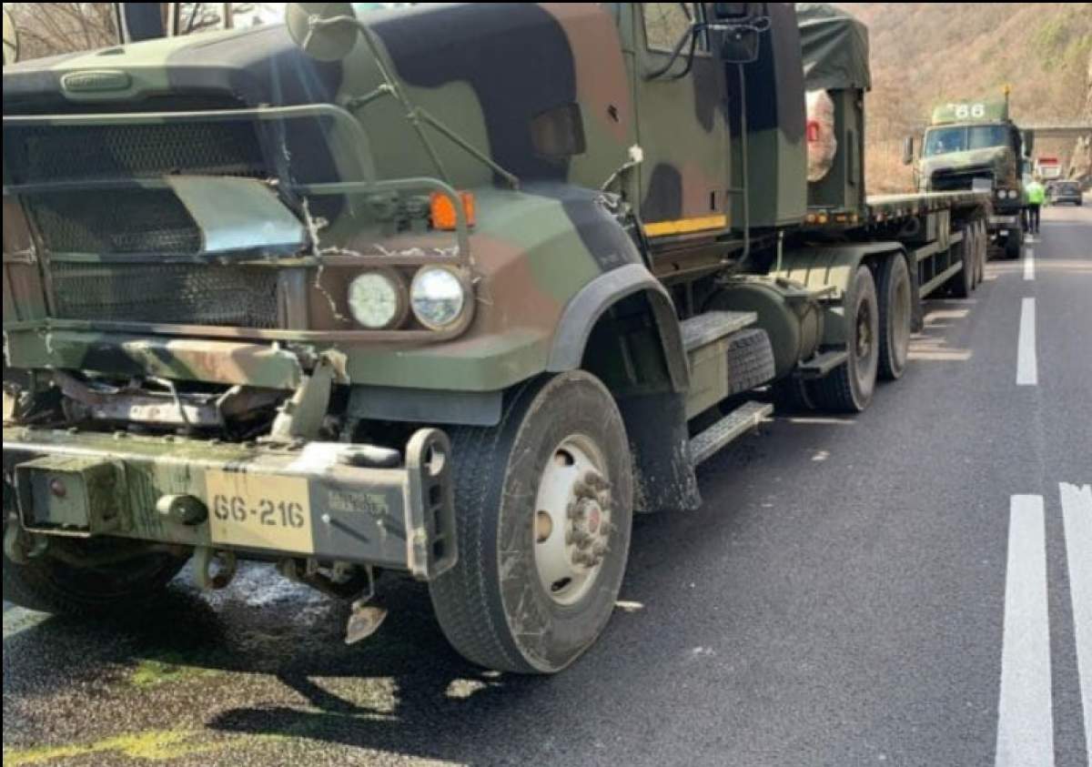 Trei camioane militare ale Armatei Române s-au ciocnit între ele. Traficul a fost blocat timp de patru ore în Buzău