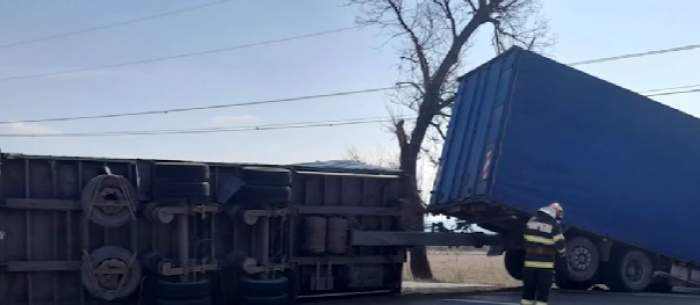 Un TIR plin cu produse pentru refugiații ucraineni s-a răsturnat, la Iași. Circulația este oprită pe ambele sensuri / FOTO