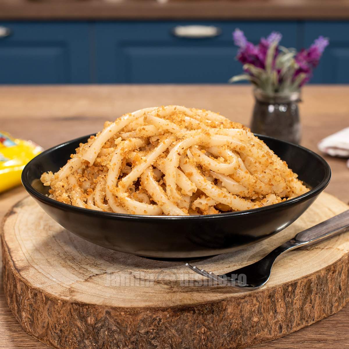 Rețeta de macaroane cu nucă și pesmet Rețeta de macaroane cu nucă și pesmet. Dulcele copilăriei