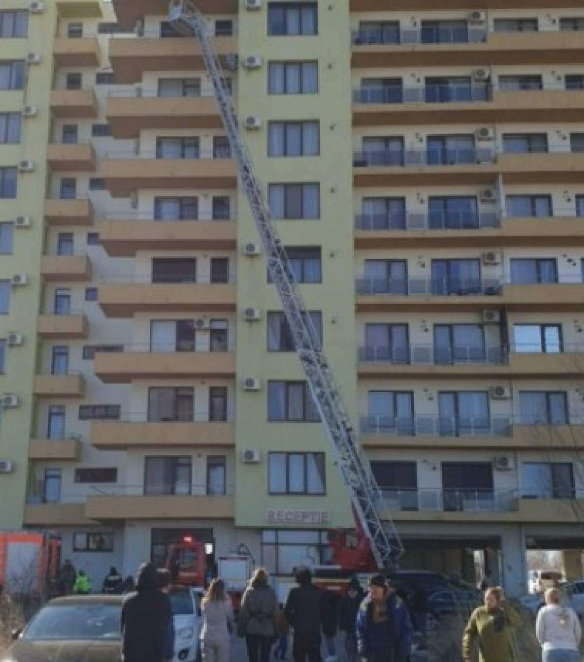 S-a dat alarma într-un bloc de refugiaţi din Mamaia Nord! Zeci de ucraineni au ieșit de urgență în stradă / FOTO