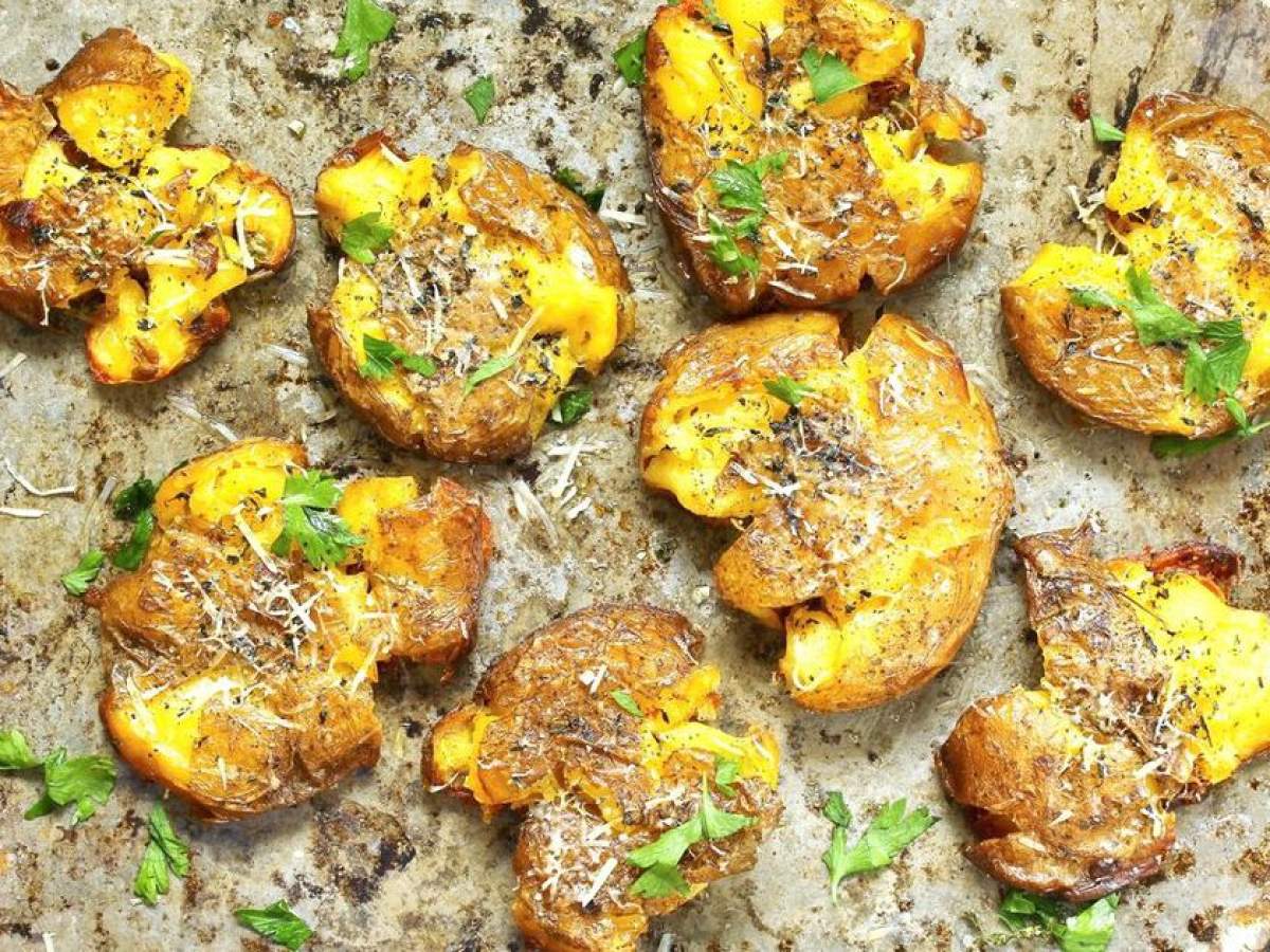 Cartofi zdrobiți cu cana Cartofi zdrobiți cu cana. Rețeta care este virală pe Tik-Tok