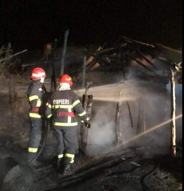 Incendiu izbucnit de mai bine de 24 de ore, în Tulcea. De ce nu pot să intervină pompierii pentru a stinge flăcările