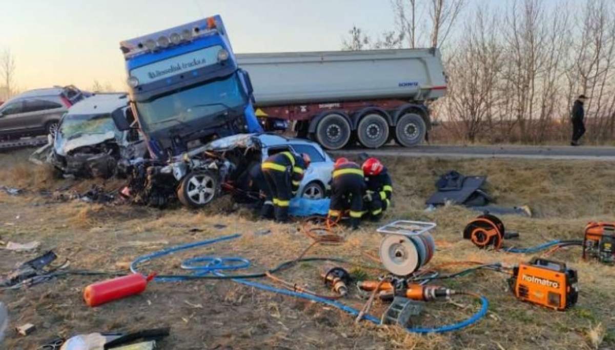 Accident deosebit de grav în Suceava, între un autotren, o autoutilitară şi un autoturism. O persoană a murit şi o alta este grav rănită / FOTO