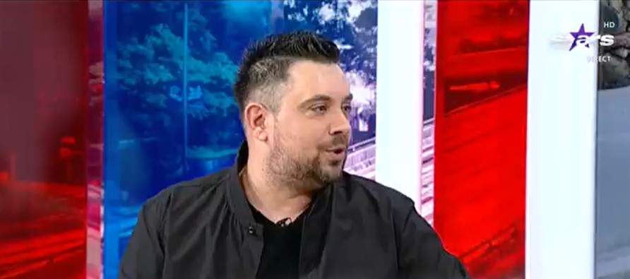 Mihalis are o relație cu o femeie din Grecia