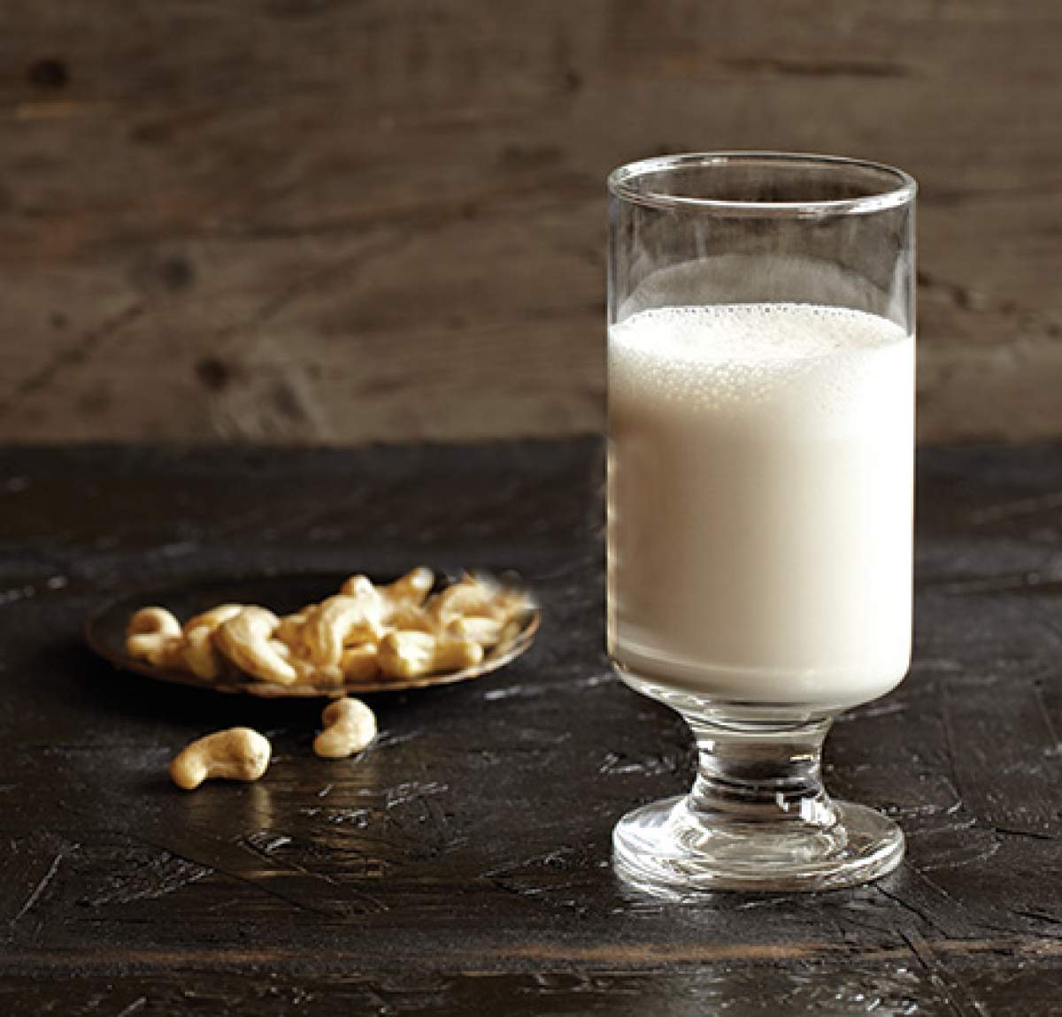 Laptele de migdale - beneficii și contraindicații. Este cel mai consumat lapte în timpul postului