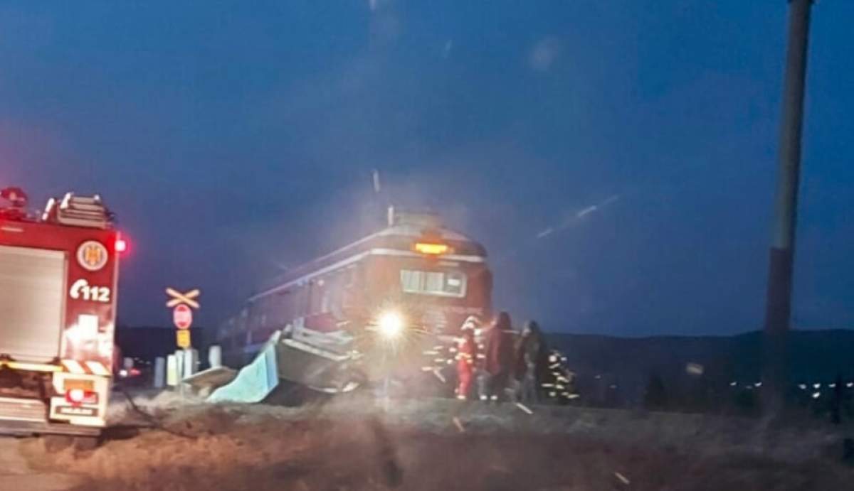 Accident între un tren de călători și o autoutilitară în Buzău. Traficul feroviar este blocat / FOTO