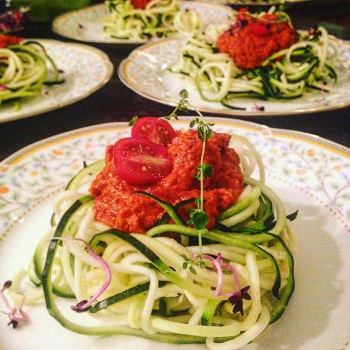 “Spaghete” din zucchini cu sos de ton. Rețetă de dietă
