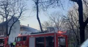 Incendiu puternic în București! Flăcările au afectat o vilă  și un bloc din Capitală