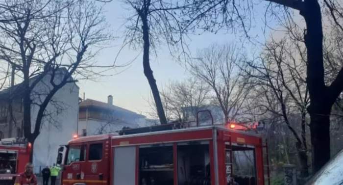 Incendiu puternic în București! Flăcările au afectat o vilă  și un bloc din Capitală